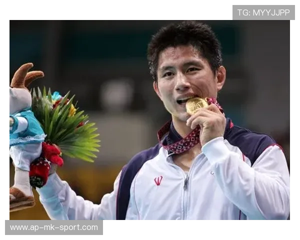 韩国摔跤运动员在国际比赛中捧得金牌，韩国传统摔跤比赛