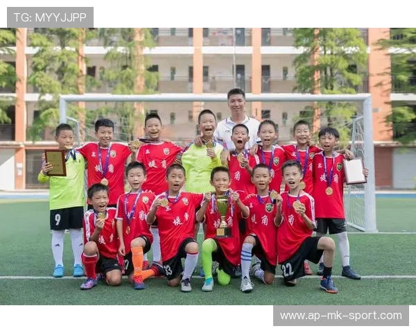 青年教练崛起，年轻化成为球队管理新趋势，足球青训教练员