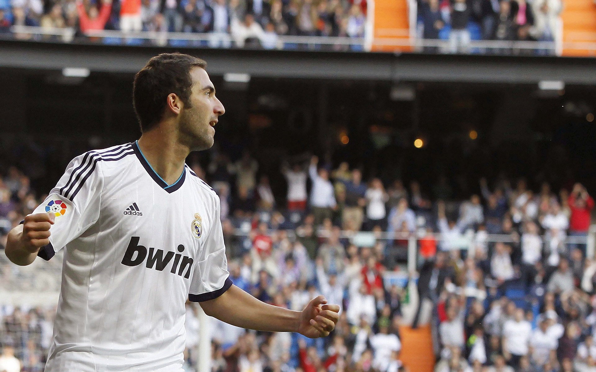 博卡球员斗志昂扬,攻防节奏紧凑,博卡出来的球星